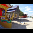 Zwischen den Bauten eines Tempels ist der Mekong zu sehen